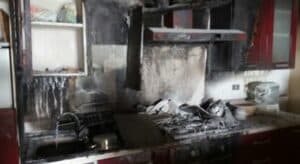 immagine di una cucina andata a fuoco sporca di fuliggine