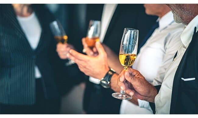 immagine ravvicinata di persone con calici di vino in mano