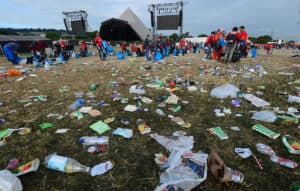 Foto di rifiuti lasciati dopo un concerto all'aperto 