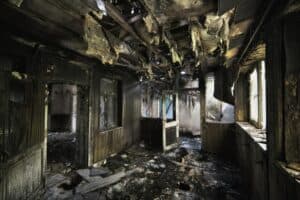 Ambiente incendiato tutto sporco di fuliggine