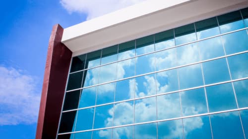 Vetrate di un edificio con riflesso delle nuvole