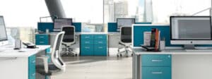 Foto di diverse postazioni da ufficio con computer, monitor e attrezzature da ufficio. 