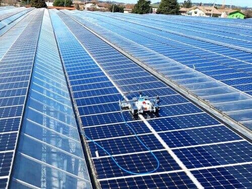 Robot pulitore che pulisce i pannelli fotovoltaici 