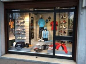 Vetrina di un negozio che vende scarpe e abbigliamento sportivo