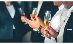 immagine ravvicinata di persone con calici di vino in mano